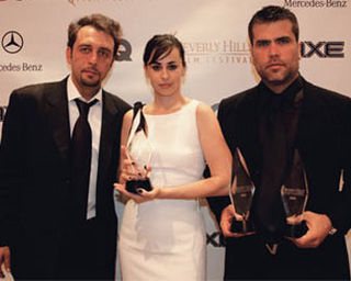 Nos EUA há 20 anos, o pernambucano reina no 8th Beverly Hills Film Festival (dir.), ao lado do diretor do evento, Nino Simone, e de Daniela com prêmio de O Cheiro do Ralo, Melhor Filme Estrangeiro. - Carlos Piaggio / Grosby Group