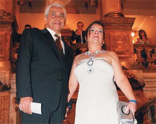 Com o maior número de indicações, sete, Paulinho chega ao Municipal com a mulher, Lila. - Carol Feichas e Ivan Faria