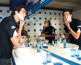 No banheiro estilizado, Tarek e Kaká barbeiamse antes do game e dos pênaltis. - João Passos/ Brasil Foto Press