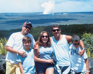 Susana entre o filho, Rodrigo, o neto Bruno, o marido, Marcelo, e o neto Rafael, diante do vulcão Halema, em Hilo.