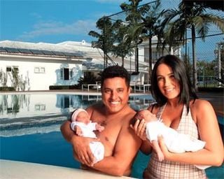 O artista, que faz dupla com Marrone, em foto do álbum de família com a mulher e os filhos - hoje com 7 meses -, na casa em Sorocaba, interior de SP. - Lailson Santos/Imagens &amp; Imagens