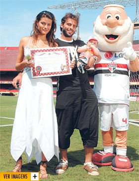 HENRI CASTELLI E ISABELI FONTANA â¬ÜBATIZAMâ¬" LUCAS