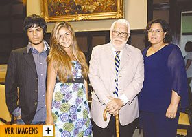 MANOEL CARLOS É HOMENAGEADO