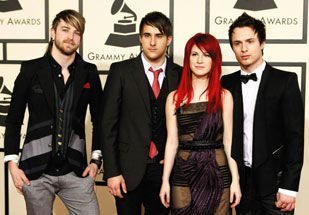 Paramore: Jeremy Davis e Hayley Williams entre os irmãos Zac e Josh Farro - Reuters