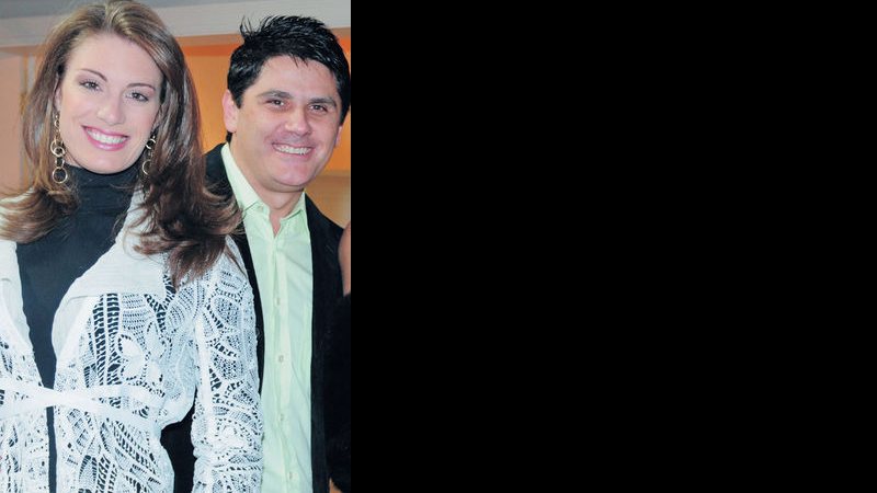 A atriz Elaine Mickely com o marido, o apresentador César Filho. - Cleiby Trevisan/João Passos