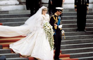 Diana Spencer e Príncipe Charles (29 de julho de 1981) - Era a materialização de um conto de fadas, com o príncipe e a plebéia se casando. Charles, de 33 anos, herdeiro do trono da Inglaterra, selava sua união com Diana, uma jovem de 20 anos, professora