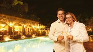 Na piscina do Castelo de CARAS, em Tarrytown, o casal celebra os 15 anos de união. Pais de Vittorio e Vicenzo, eles fazem o balanço de mais um ano de triunfo juntos. - Adilson Felix