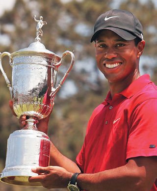 O jogador Tiger Woods levanta o troféu da vitória no Aberto de Golfe realizado nos Estados Unidos. - Kobiama, Marcel Blasi e Margareth Abussamra