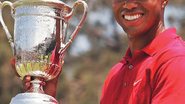 O jogador Tiger Woods levanta o troféu da vitória no Aberto de Golfe realizado nos Estados Unidos. - Kobiama, Marcel Blasi e Margareth Abussamra