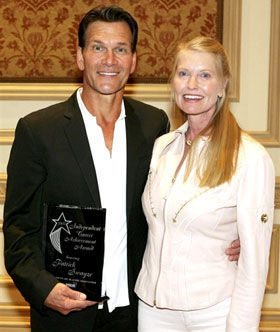 Patrick Swayze ao lado de sua esposa, Lisa Niemi - AFP