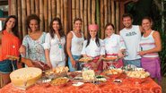 Durante almoço em Angra, os convidados cercam Gabriela e Simone, nutricionista e chef do Sweet Cake, bufê brasiliense que está completando 15 anos. - GEORGE MAGARAIA/IMAGENS MAGASAC, MARCELO BRUNO/kdl, SELMY YASSUDA e SHEILA GUIMARÃES