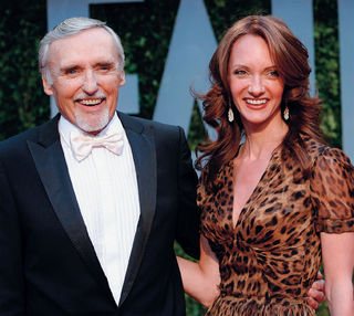 O ator Dennis Hopper e sua mulher, Victoria Duffy, também marcam presença na badalada celebração da Vanity Fair, no Sunset Tower Hotel. - REUTERS