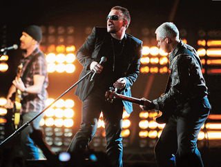 A grande festa da música pop tem show da banda U2 - com Bono Vox interpretando o novo hit Get on your Boots - Reuters