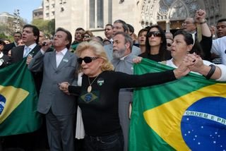 Agnaldo Rayol, Hebe Camargo, padre Antônio Maria (atrás), e Ivete Sangalo (de óculos), no Movimento Cansei, na Praça da Sé - Arquivo Caras