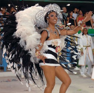 A atriz Sheron Menezzes mostra samba no pé em desfile no carnaval carioca. - SELMY YASSUDA