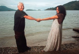 Cid e Fátima, juntos há 8 anos, namoram diante do mar de Angra. - PAULO JARES