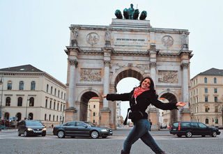 Na cidade do sul da Alemanha, ela abraça Siegestor, a Porta da Vitória, baseada no Arco de Constantino, de Roma. - MARGARETH ABUSSAMRA/ABUSSAMRA PHOTOS