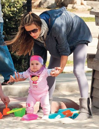 Alessandra Ambrósio, de botas ugg, com a pequena Anja - BRAIN PIX