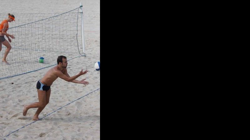 Roger Flores jogando Volei na praia do Leblon, no Rio de Janeiro - Edson Teófilo / AgNews