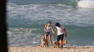 Grazi Massafera e Cauã Reymond brincam com os cães na Prainha, Rio - Delson Silva/ AgNews