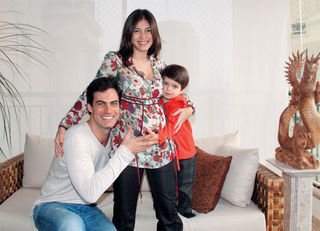 O ator Carlos Casagrande, com Marcelle Anselmé, Theo e Luca, ainda na barriga da mãe