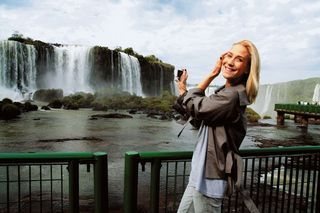 Paola fotografa as famosas quedas d'água na fronteira do Brasil com a Argentina e o Paraguai. - FOTOS JADER DA ROCHA/RAVI STUDIO FOTOGRÁFICO; CONSULTORIA DE BELEZA THIAGO STRAU B/VIMAX BEAUTY