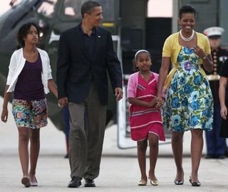 Barack Obama, Michelle Obama e as filhas Sasha e Malia na base da Força Aérea Americana, perto de Washington - Reuters