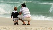 Ator vai à praia da Barra, Rio, com o filho, Rafael, fruto do seu casamento com Betty Baumgarten. - FELIPE ASSUNÇÃO/PHOTO RIO NEWS