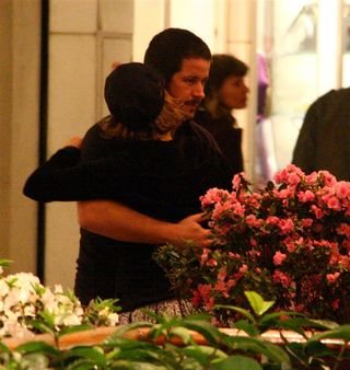 O casal Murilo Benício e Guilermina Guinle vive clima de romance em shopping carioca