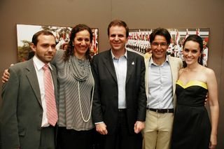 Victor De Wolf, diretor do Castelinho, Jandira e o prefeito Eduardo Paes prestigiam o fotógrafo oficial da presidência da República, Ricardo Stuckert, com a mulher, Cristina. - ROBERTO VALVERDE