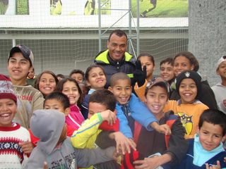 Cafu em meio à criançada no Instituto Ronaldinho Gaúcho em Porto Alegre - FERNANDA FERNANDES