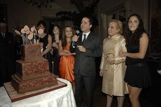 Dr. Roberto Kalil agradece aos presentes com a esposa Cláudia Cozer, a enteada Julia, as filhas Rafaella e Isabella e a mãe Guiomar