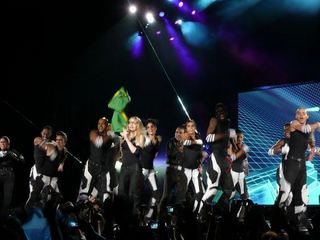 Madonna segura a bandeira do Brasil durante sua apresentação em Madrid - Reprodução