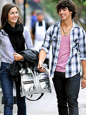 O casal Camilla Belle e Joe Jonas - Reprodução