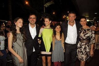 A equipe do longa: Izadora, o diretor Heitor, a estreante Laura, Josephina, o ator francês Vincent Cassel e Débora. - ROBERTO VALVERDE