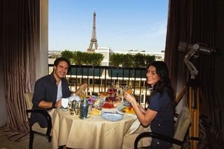 Com vista para a Torre Eiffel, o casal brinda à paixão no Plaza Athénée. - ALVARO TEIXEIRA