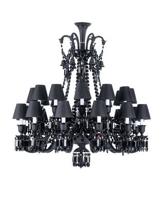 Lustre em cascata Starck Zenith para Baccarat com 24 braços feitos de cristais negros. A peça é de 35 kg e 1,10 m de altura por 1 m de diâmetro, está à venda na Began Antiguidades, por R$ 210 mil. - Divulgação