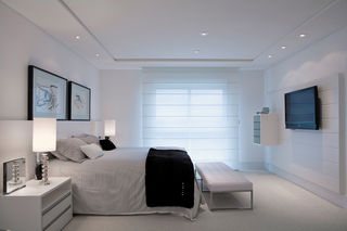 O quarto do casal é predominantemente branco, com pinturas foscas nas paredes e no teto. No chão, carpete 12 mm da Casa Nova Mercês de Nylon, antibactericida e antichamas, na cor off white. Quarto assinado pelos arquitetos Luis Maganhoto e Daniel - Divulgação