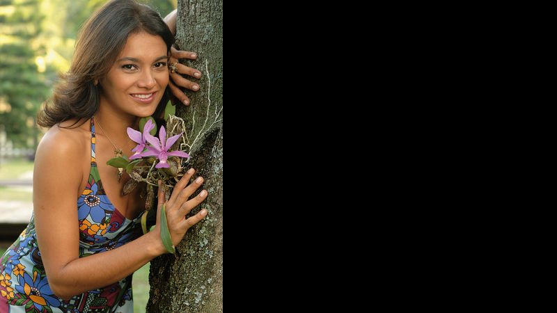 Dira posa ao lado das orquídeas de Pirenópolis, onde filmou Dois filhos de Francisco