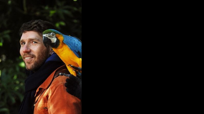 No Parque das Aves, ele brinca com uma arara. - JADER DA ROCHA