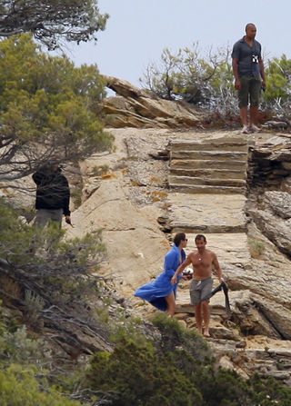 Carla Bruni e Sarkozy em praia do Mediterrâneo - Reuters