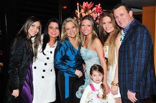 Nekame Talavera, Regina Gazzola, a mãe da formanda, Kitty Suarez, Bianca, Isabela, Victória e Hermes Gazzola - Vanessa Capra