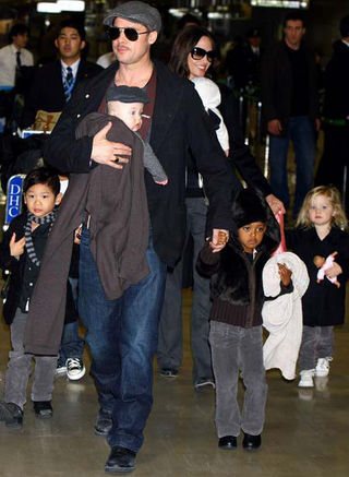 Brad Pitt segurando Knox Léon e Zahara, Pax, Angelina Jolie, Vivienne Marcheline e Shiloh - Reprodução