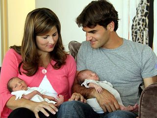 O casal Roger Federer e Mirka Vavrinec mostram as filhas gêmeas Myla Rose e Charlene Riva - Divulgação/Arquivo Pessoal