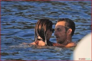 O presidente francês Nicolas Sarkozy e a primeira-dama Carla Bruni curtem praia francesa em clima de romance - Reprodução