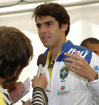 Kaká fala com a imprensa na chegada da seleção brasileira à Estônia - Reuters