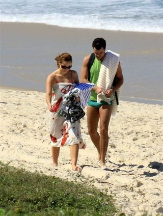 Paola Oliveira e Joaquim Lopes flagrados juntos em praia no Rio de Janeiro - Marcio Honorato / AgNews