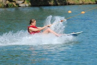 Ana Hickmann pratica wakebord em Jaguariúna, interior de SP - Divulgação