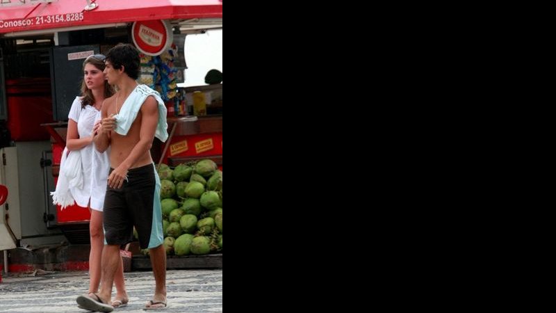 Bárbara Evans com suposto novo namorado na praia de Ipanema, no Rio de Janeiro - AgNews