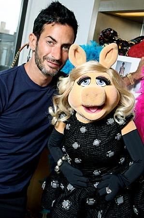 Marc Jacobs e Miss Piggy, da série Os Muppets - Reprodução